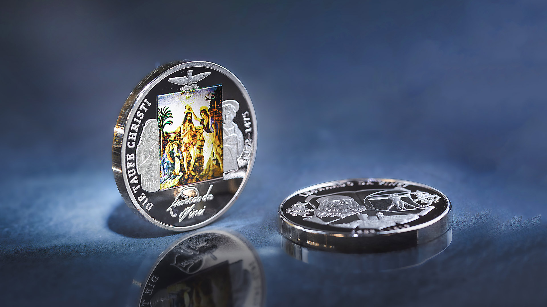 Die Sonderprägung - Die Taufe Christi - steht vor blau-grauen Hintergrund Die Sonderprägung - Die Taufe Christi - steht vor blau-grauen Hintergrund