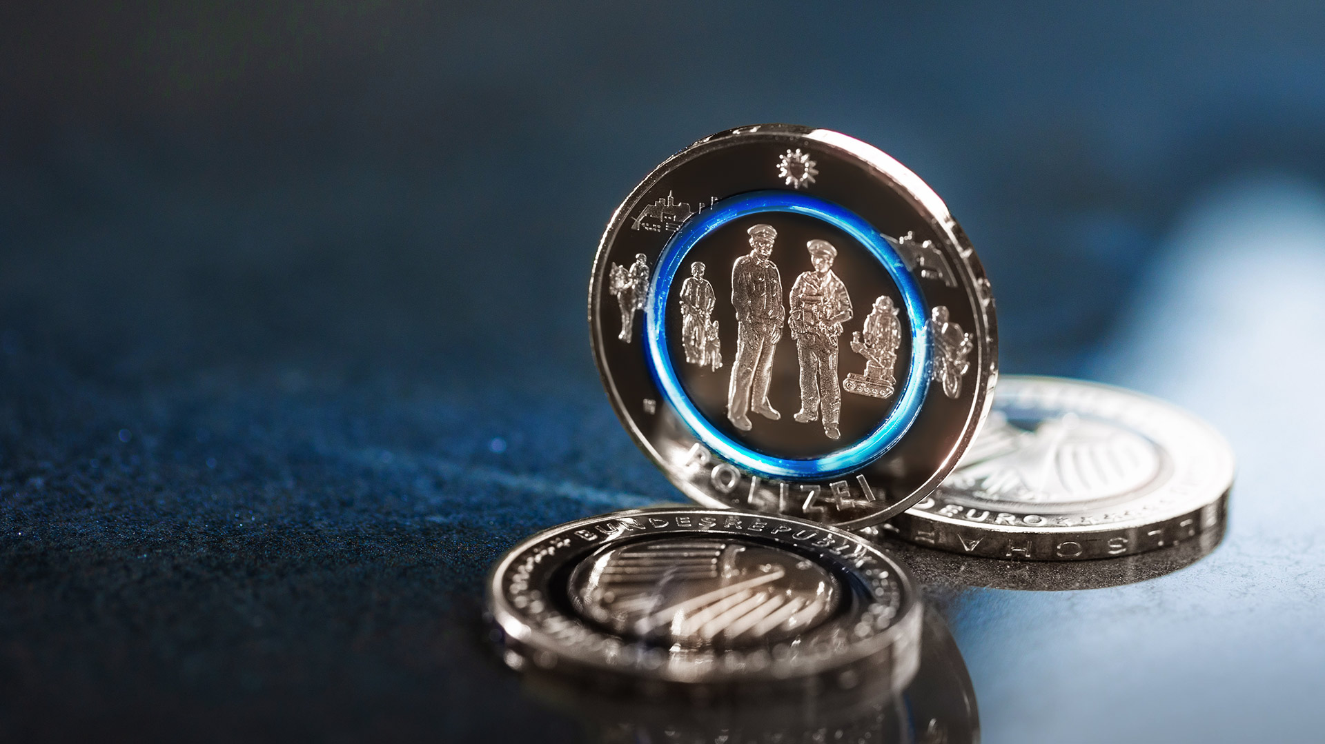 Durch den Polymerring der stehenden 10-Euro-Münze Polizei scheint Licht Durch den Polymerring der 10-Euro-Münze Polizei scheint Licht