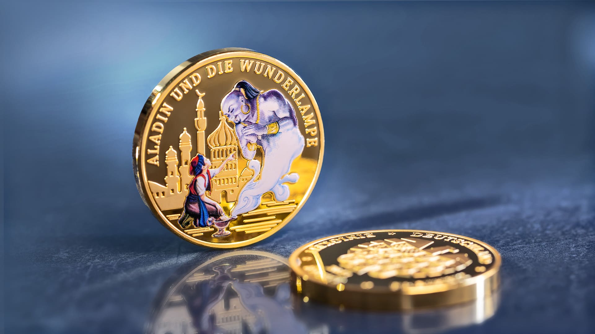 Piedfort-Gedenkprägung – Aladin und die Wunderlampe mit edler Vergoldung und Kolorierung Piedfort-Gedenkprägung – Aladin und die Wunderlampe mit edler Vergoldung und Kolorierung steht vor blau-grauen Hintergrund Piedfort-Gedenkprägung – Aladin und die Wunderlampe mit edler Vergoldung und Kolorierung Piedfort-Gedenkprägung – Aladin und die Wunderlampe mit edler Vergoldung und Kolorierung steht vor blau-grauen Hintergrund