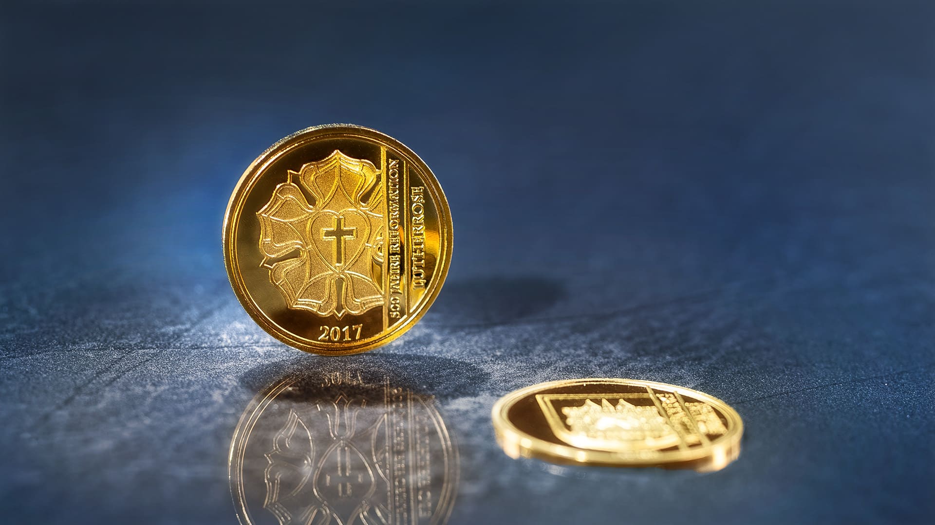 Goldprägung steht vor blau-grauen Hintergrund Goldprägung steht vor blau-grauen Hintergrund