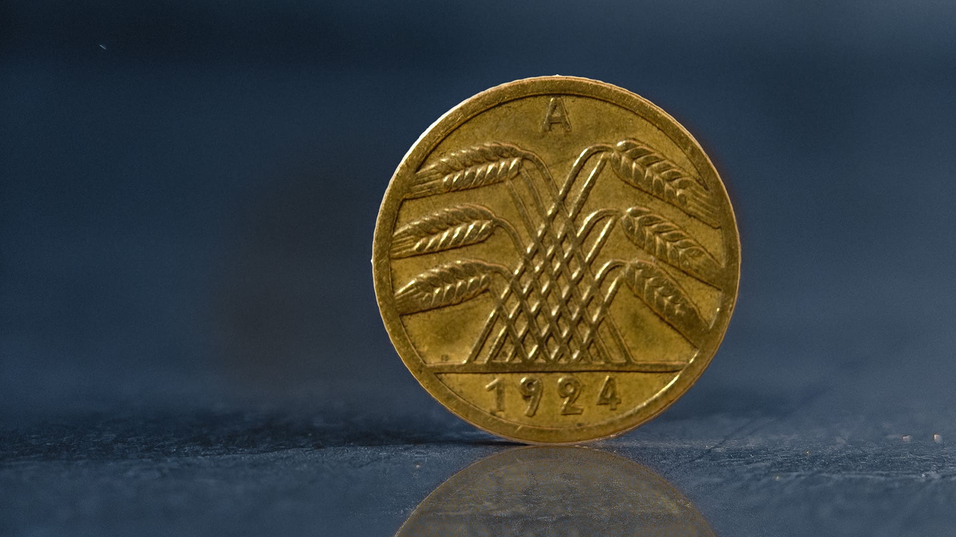 Reichsmark vor blau-grauen Hintergrund Reichsmark vor blau-grauen Hintergrund