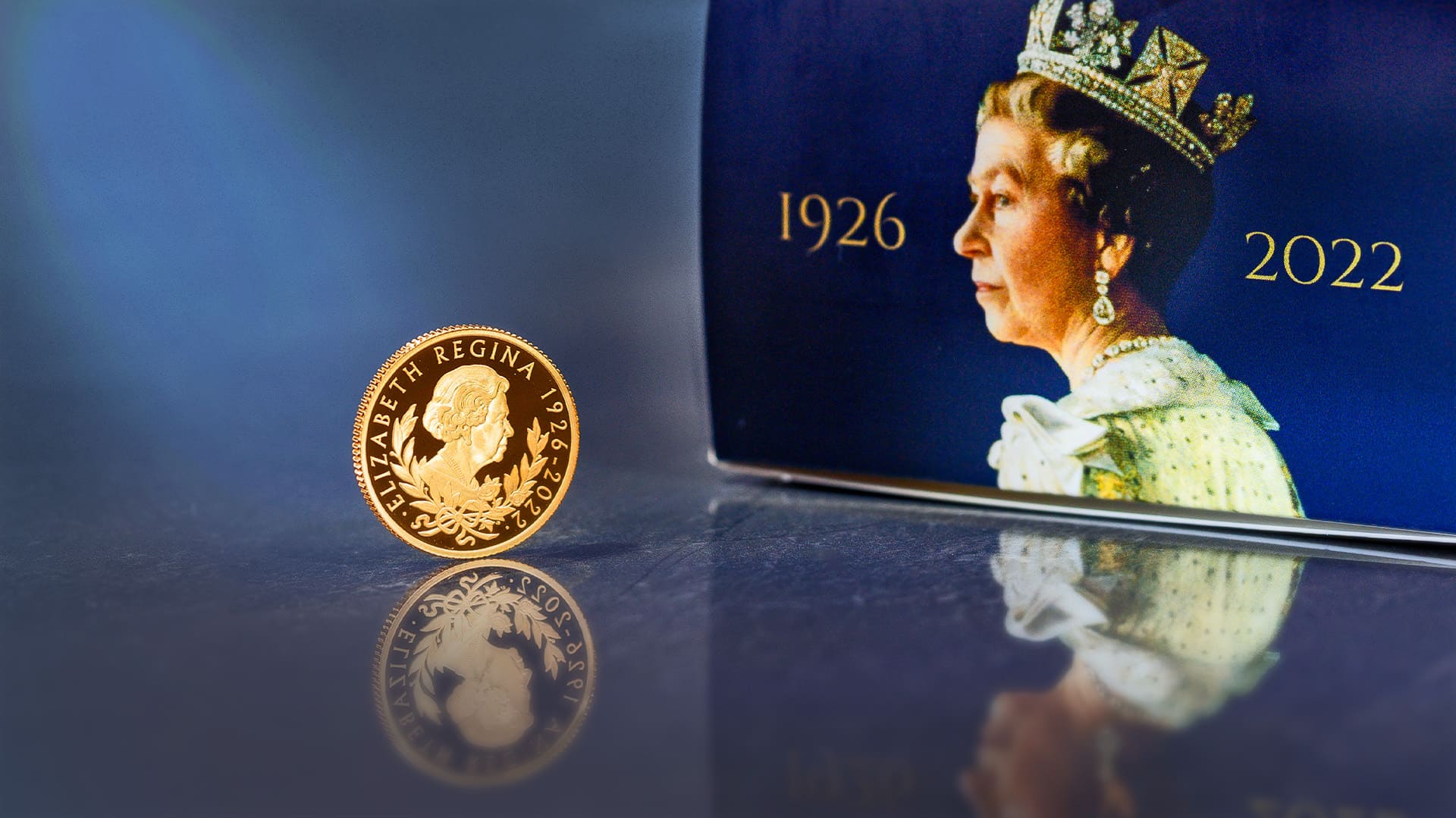 1/4-Unze-Goldmünze König Charles III. und Queen Elizabeth II. steht neben einen Porträt von Queen Elizabeth II. 1/4-Unze-Goldmünze König Charles III. und Queen Elizabeth II. steht neben einen Porträt von Queen Elizabeth II.