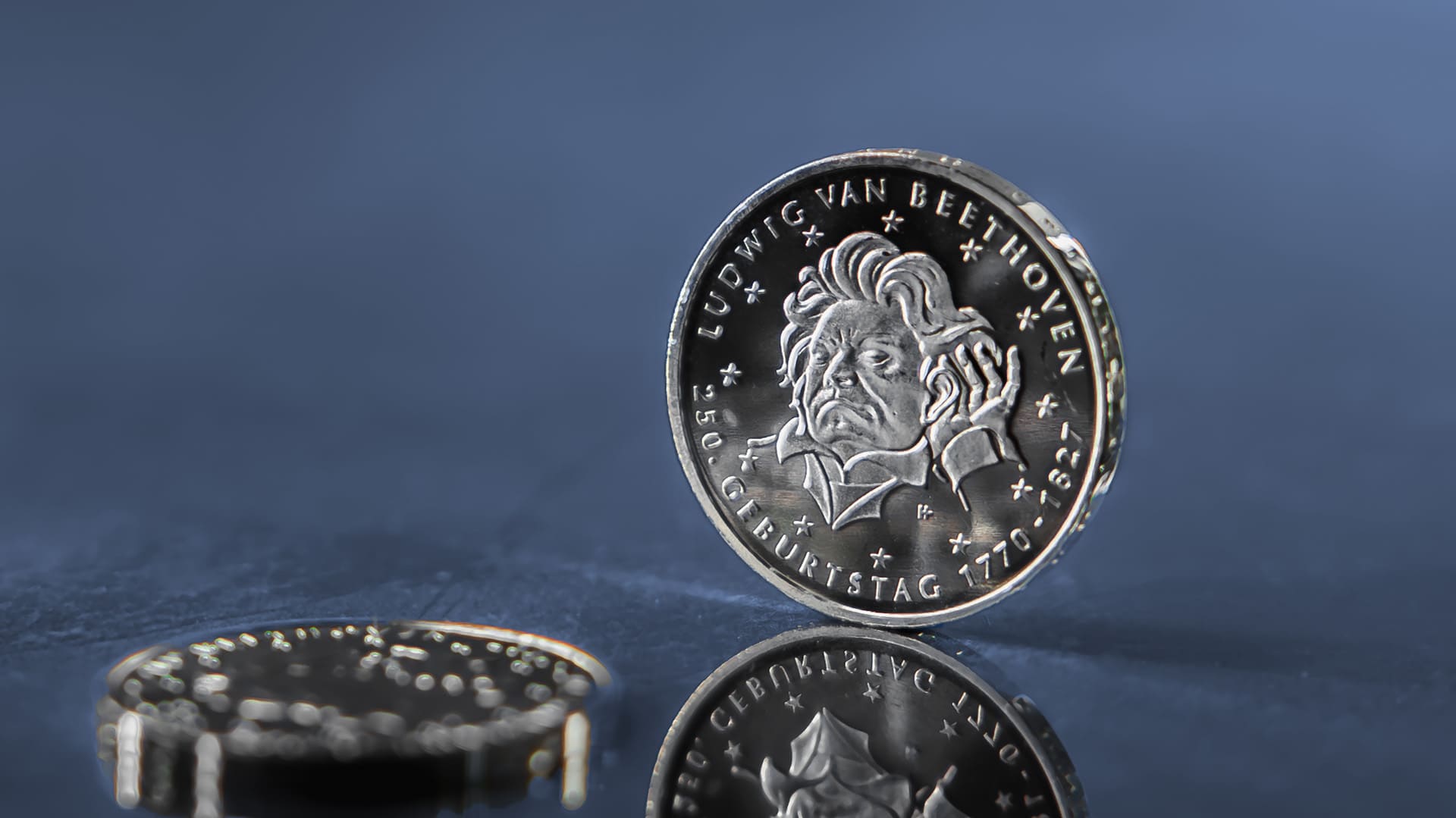 Nahaufnahme von der Vorderseite der 20-Euro-Münze zum 250. Geburtstag von Ludwig van Beethoven aus dem Jahr 2020 mit einem dunklen Hintergrund Nahaufnahme von der Vorderseite der 20-Euro-Münze zum 250. Geburtstag von Ludwig van Beethoven aus dem Jahr 2020 mit einem dunklen Hintergrund