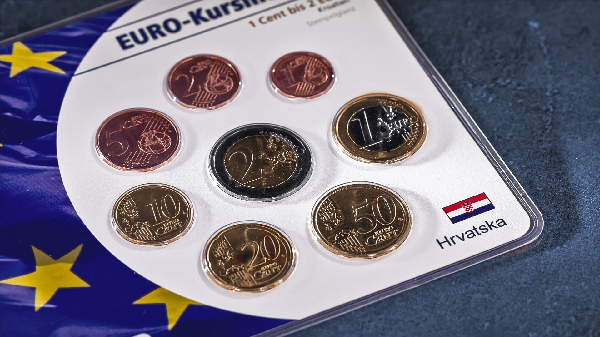 Euro-Kursmünznsatz im Blister liegt auf blau-grauen Hintergrund Euro-Kursmünznsatz im Blister liegt auf blau-grauen Hintergrund