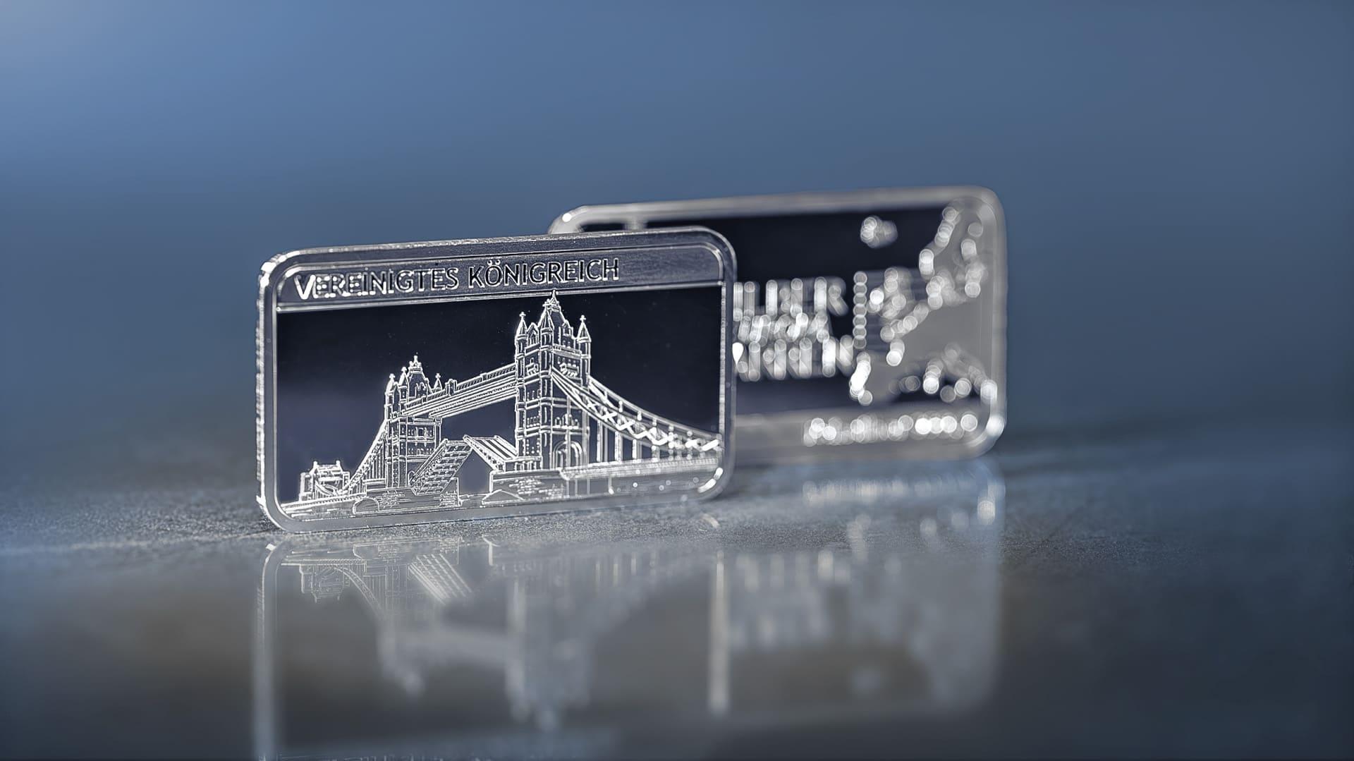 Silber-Barren Vereinigtes Königreich steht vor blau-grauen Hintergrund Silber-Barren Vereinigtes Königreich steht vor blau-grauen Hintergrund