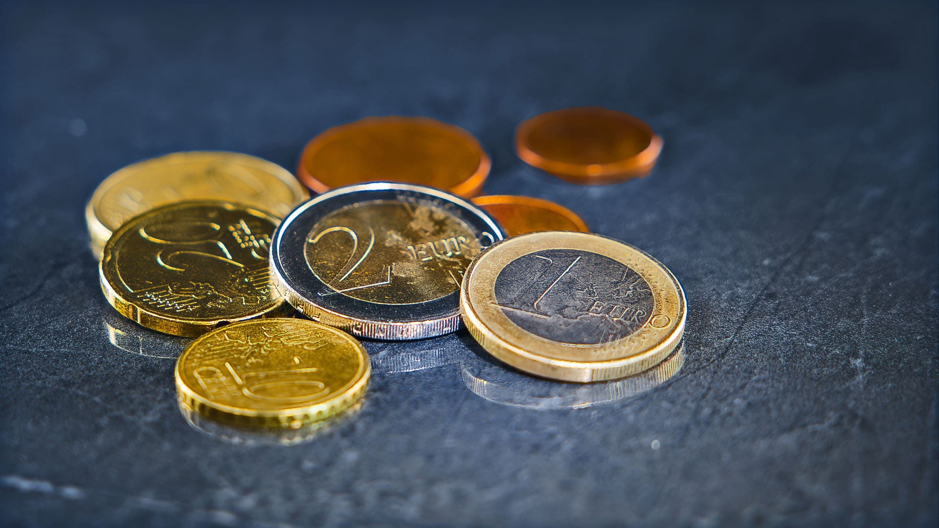 Unterschiedliche Euro-Kursmünzen auf einem dunklen Hintergrund Unterschiedliche Euro-Kursmünzen auf einem dunklen Hintergrund
