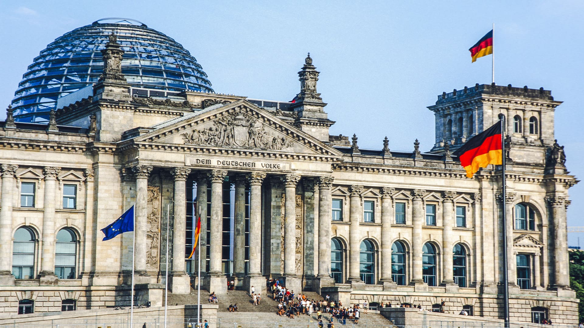 Abgebildet ist die Frontansicht des Reichstags-Gebäude in Berlin Abgebildet ist die Frontansicht des Reichstags-Gebäude in Berlin
