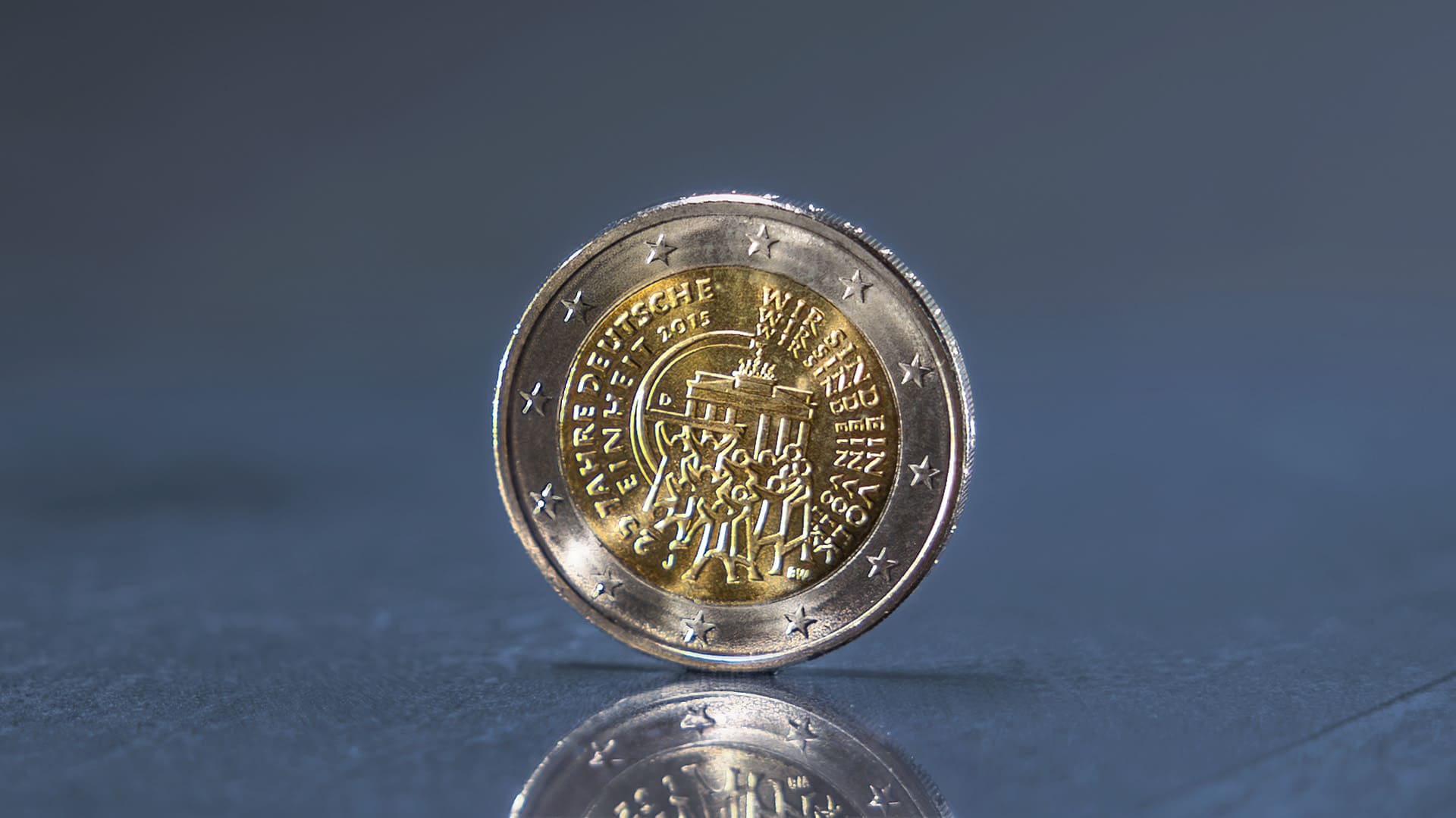 Nahaufnahme von der Rückseite einer 2-Euro-Münze aus dem Jahr 2015 Nahaufnahme von der Rückseite einer 2-Euro-Münze aus dem Jahr 2015