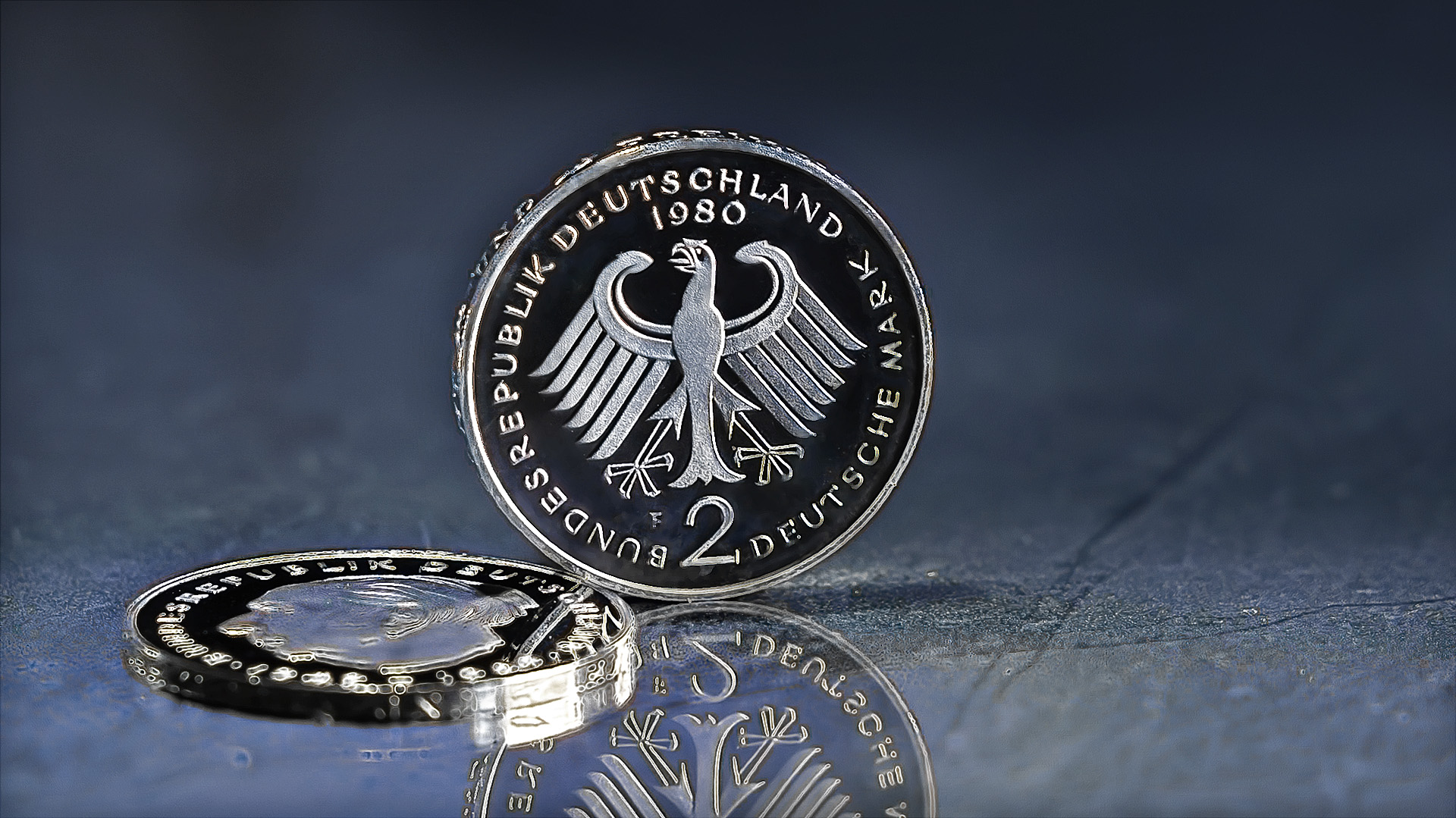 Nahaufnahme einer 2-DM-Münze aus dem Jahr 1980 auf einem dunklen Hintergrund Nahaufnahme einer 2-DM-Münze aus dem Jahr 1980 auf einem dunklen Hintergrund