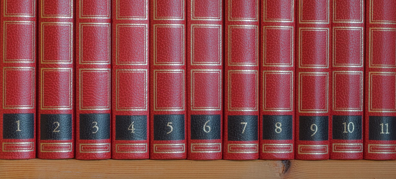 Bücher einer Enzyklopädie in einem Bücherregal Bücher einer Enzyklopädie in einem Bücherregal