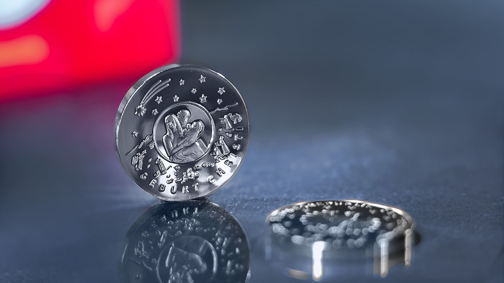 Nahaufnahme von der 25-Euro-Münze zur Geburt Christi aus dem Jahr 2021 auf einem dunklen Hintergrund Nahaufnahme von der 25-Euro-Münze zur Geburt Christi aus dem Jahr 2021 auf einem dunklen Hintergrund