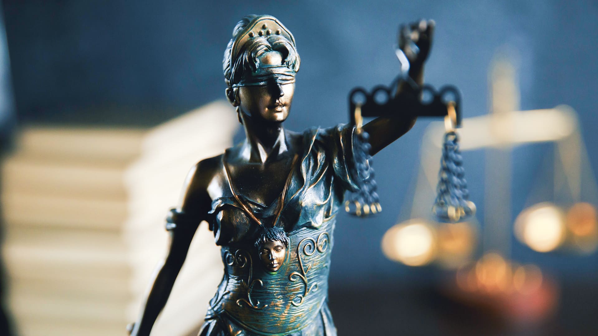 Eine Justitia-Statue hält eine Wagschale in ihrer Hand Eine Justitia-Statue hält eine Wagschale in ihrer Hand
