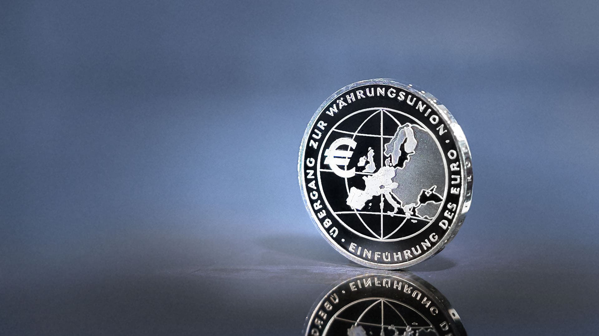 Nahaufnahme von der Vorderseite der 10-Euro-Münze zur Einführung des Euro aus dem Jahr 2002 mit einem dunklen Hintergrund Nahaufnahme von der Vorderseite der 10-Euro-Münze zur Einführung des Euro aus dem Jahr 2002 mit einem dunklen Hintergrund