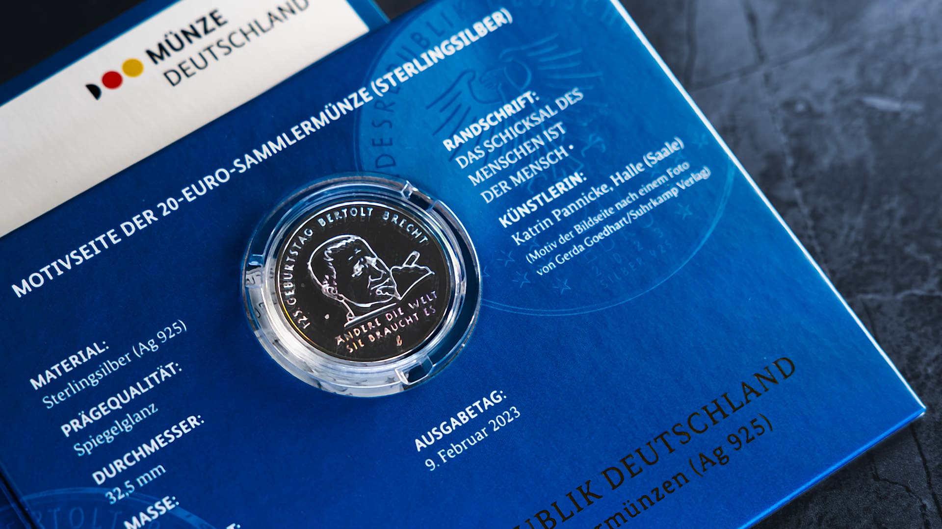Nahaufnahme von der Rückseite der 20-Euro-Münze zum 125. Geburtstag von Bertolt Brecht aus dem Jahr 2023 im Blister Nahaufnahme von der Rückseite der 20-Euro-Münze zum 125. Geburtstag von Bertolt Brecht aus dem Jahr 2023 im Blister