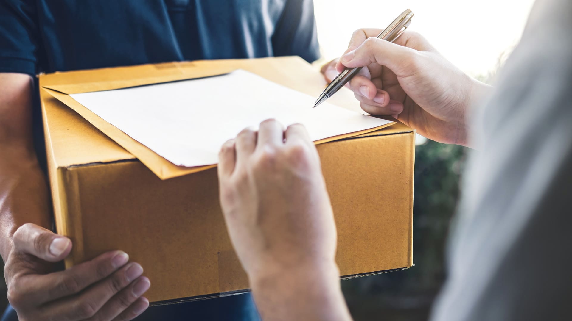 Für die Entgegennahme eines Pakets wird eine Unterschrift getätigt Für die Entgegennahme eines Pakets wird eine Unterschrift getätigt