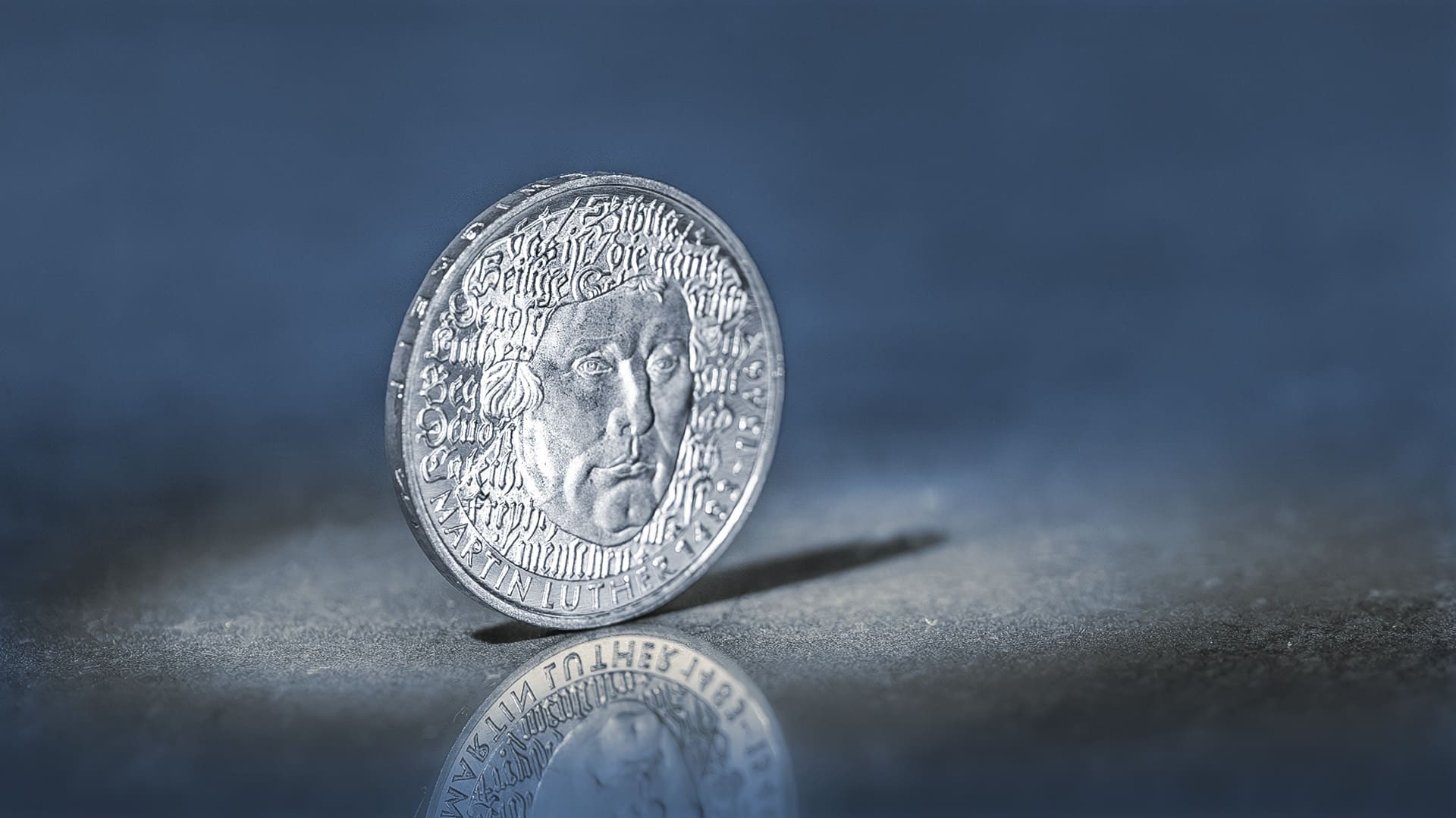 Die stehende 5-DM-Münze Martin Luther zeigt ihre Motivseite Die stehende 5-DM-Münze Martin Luther zeigt ihre Motivseite