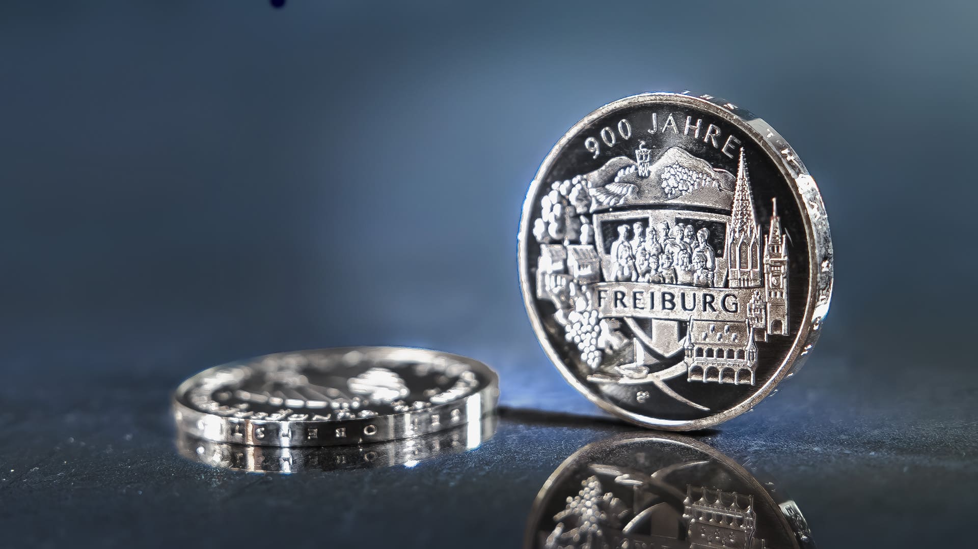Nahaufnahme von der 20-Euro-Münze 900 Jahre Freiburg aus dem Jahr 2020 mit einem dunklen Hintergrund Nahaufnahme von der 20-Euro-Münze 900 Jahre Freiburg aus dem Jahr 2020 mit einem dunklen Hintergrund