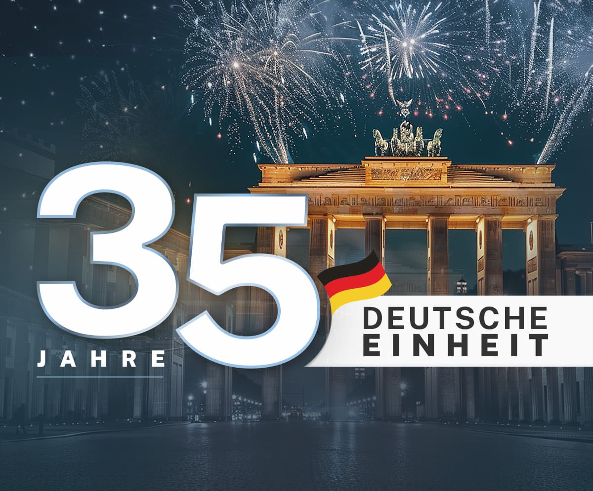 Schriftzug „35 Jahre Deutsche Einheit“ mit Brandenburger Tor im Hintergrund und Feuerwerk
